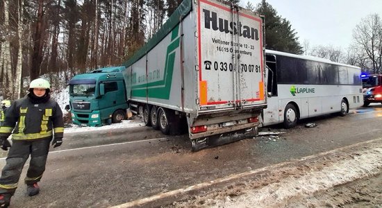 Sadursmē ar kravas auto cietis autobusa šoferis