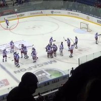 Par nepieklājīgu žestu rādīšanu skatītājiem diskvalificēti divi 'Lev' hokejisti