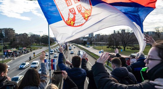 Nerimstot masīvajiem protestiem, Serbijas premjerministrs paziņo par atkāpšanos