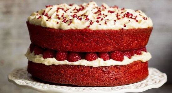 Kārdinoši sārtā biešu un baltās šokolādes torte