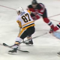 Video: 'Penguins' pretuzbrukumā Krosbijs perfekti piespēlē komandas biedram