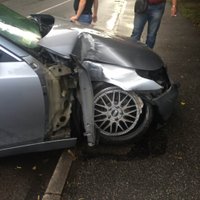 ФОТО: Ох уж эти BMW - в Риге водитель врезался в столб на пешеходном переходе
