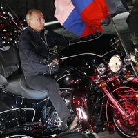 Putina dzimšanas dienas svinībās piedalās arī Berluskoni un Šrēders