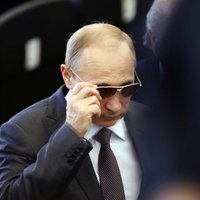 Путин заморозил зарплаты крупных чиновников до 2016 года