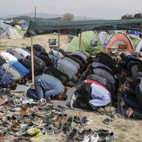 Migranti aizdedzina savu nometni Grieķijā