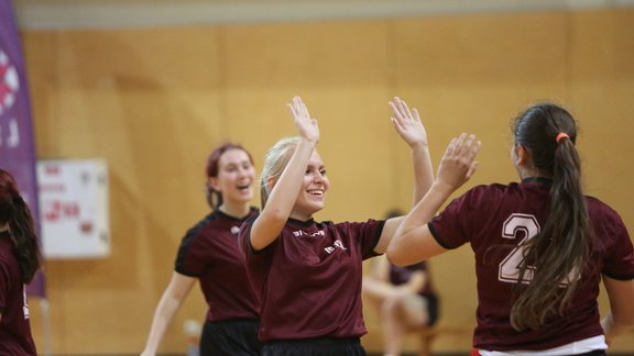 Meiteņu futbols atgriežas skolās