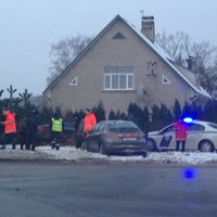 ФОТО: Авария в Пурвциемсе - две легковушки на тротуаре?