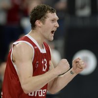 Strēlnieks ar 15 gūtiem punktiem kaldina 'Brose Baskets' uzvaru Vācijas čempionāta pusfināla pirmajā spēlē