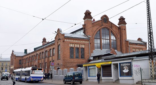 Pieminekļu sargi pieprasījuši pārtraukt Āgenskalna tirgus sakņu paviljona demontāžu