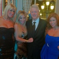 Билл Клинтон "засветился" в компании порнозвезд