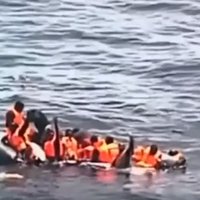 Video: Vidusjūrā aizdegas bēgļu pilna gumijas laiva