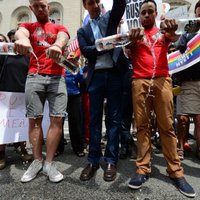 Protestējot pret geju diskrimināciju Krievijā, ņujorkieši izlej Latvijā ražotu šņabi
