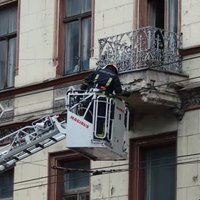 ВИДЕО: Опасный балкон на Тербатас - вызвали пожарных и полицию (+комментарий РД)