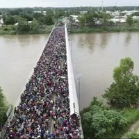 К границам США идет "караван мигрантов" — тысячи беженцев из Гватемалы, Сальвадора и Гондураса
