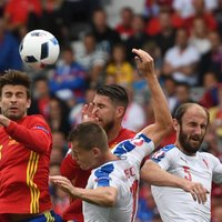 Spānijas futbolisti mača izskaņā izrauj uzvaru pret Čehiju