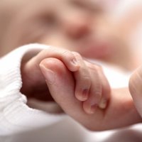 Pasaule ziedo audžuvecāku nepieņemtam mazulim ar dauna sindromu