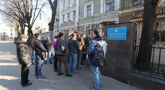 Pie Ukrainas vēstniecības Rīgā cilvēki gaida rindā, lai nobalsotu prezidenta vēlēšanās