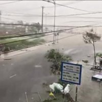 Video: Vjetnamā plosās pēdējo 16 gadu laikā spēcīgākais taifūns