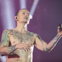 Atkarības, cerība, drauga zaudējums: 'Linkin Park' līdera Beningtona skumjais stāsts