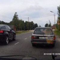 ВИДЕО: Если BMW и Audi проезжают на красный - кого остановит полиция?
