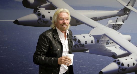 Video: 'Virgin Galactic' nonāk soli tuvāk tūristu nogādāšanai kosmosā