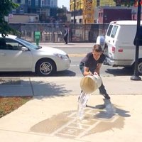 Video: Mākslinieks veido neredzamus darbus, ko ieraudzīt var tikai lietū