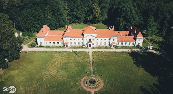 Foto: Varakļānu muižas pils un tās skaistais parks