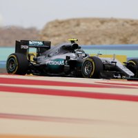Bahreinas 'Grand Prix' brīvajos treniņos ātrākie 'Mercedes' un Batons