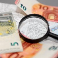 1,7 miljonu izkrāpšana: Aizturētās VID darbinieces parādsaistības - 42 700 eiro