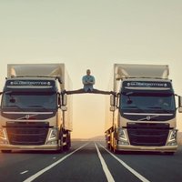 Video: van Damme ar kravas auto demonstrē triku