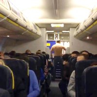 ВИДЕО: Драка на борту Ryanair - пассажиры скрутили полуголого "Рэмбо"