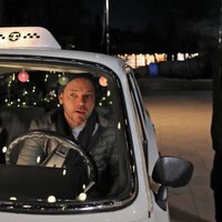 Foto: Lauris Reiniks galvenajā lomā jaunā latviešu komēdijā atveido taksistu