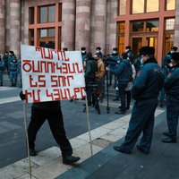 Centienos panākt Armēnijas premjera demisiju opozīcija sāk pilsoniskās nepakļaušanās akciju
