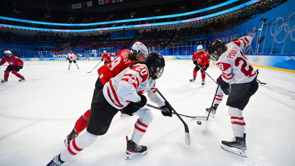 'Pekina 2022': Kanādas hokejistes ar 10 vārtu guvumiem iekļūst finālā