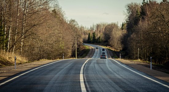 ФОТО. Неожиданная находка на обочине шоссе заставила эстонских патрульных действовать стремительно