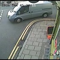 Video: Lielbritānijā vīrietis izdzīvo pēc dramatiskas sadursmes ar automašīnu