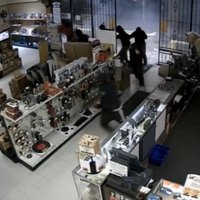 Video kā spriedzes filma: Neģēļu banda siro pa ASV ieroču veikalu
