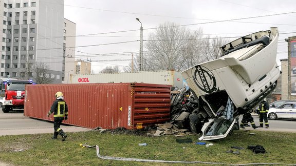 Kravas auto avārija Skanstes ielā