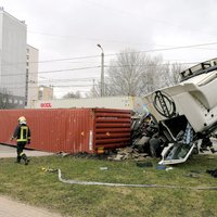 Foto: Skanstes ielā apgāzies kravas auto ar konteineru