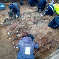 Simtiem skeletu krustu šķērsu – Vācijā uzieti mēra upuru kapi pārsteidz pat arheologus