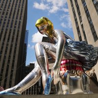 Foto: Ņujorkiešus sajūsmina slavena mākslinieka instalācija – milzu balerīna