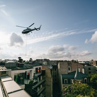 Foto: Rīgas klusajā centrā ar helikopteru 'stāda' kokus