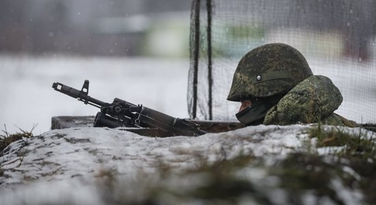 Krievija sākusi biežāk izmantot kasešu munīcijas bumbas, ziņo Lielbritānija