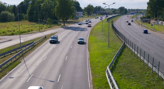 Предупреждают о замедлении движения на подъездах к морю, завтра — пробки под Елгавой из-за концерта Prāta vētra