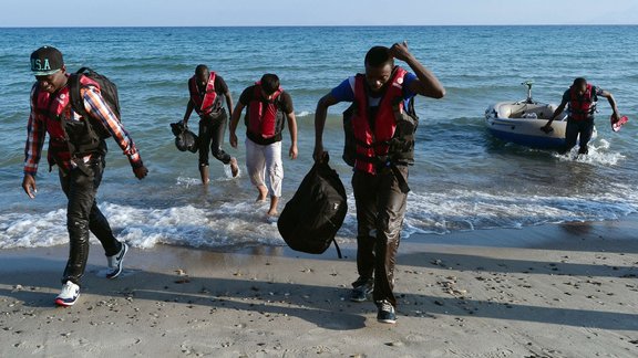 Migranti laivās ierodas Kosas salā - 21