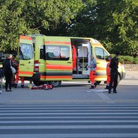 ФОТО: В центре Елгавы произошла авария - мотоциклист в больнице