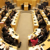 Kipras parlaments apstiprina daļu no valdības piedāvātajiem finanšu stabilizācijas pasākumiem