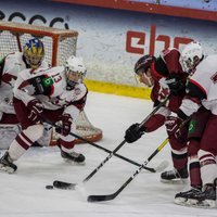 Latvijas hokeja izlases kandidāti treniņspēlē 'abižo' U-18 izlasi