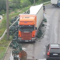 Foto: Mīlgrāvī zem tilta avarē smagais auto ar alus kravu; satiksme ierobežota