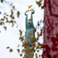 Флаги, иллюминация, воздушный парад. Латвия отмечает 103-ю годовщину провозглашения независимости